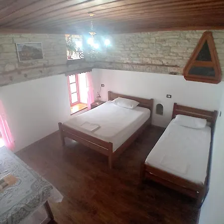 Celo 招待所 Gjirokastër