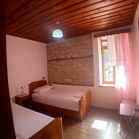 Celo 招待所 Gjirokastër