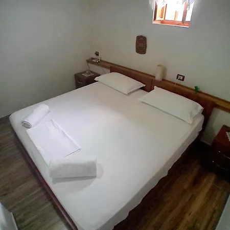 Celo 招待所 Gjirokastër